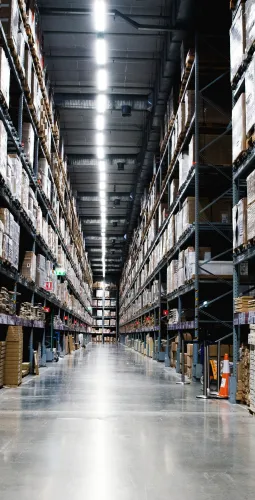 Entrepôt avec des étagères remplies de produits